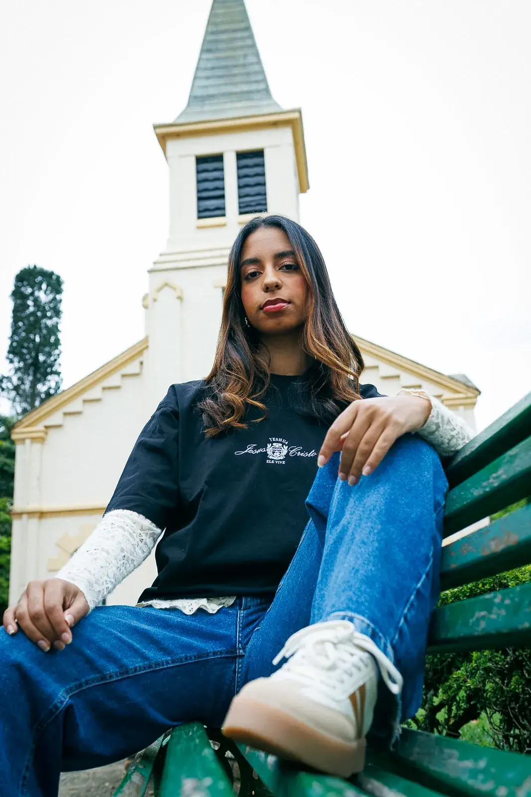 Modelo vestindo a Cristo Vive